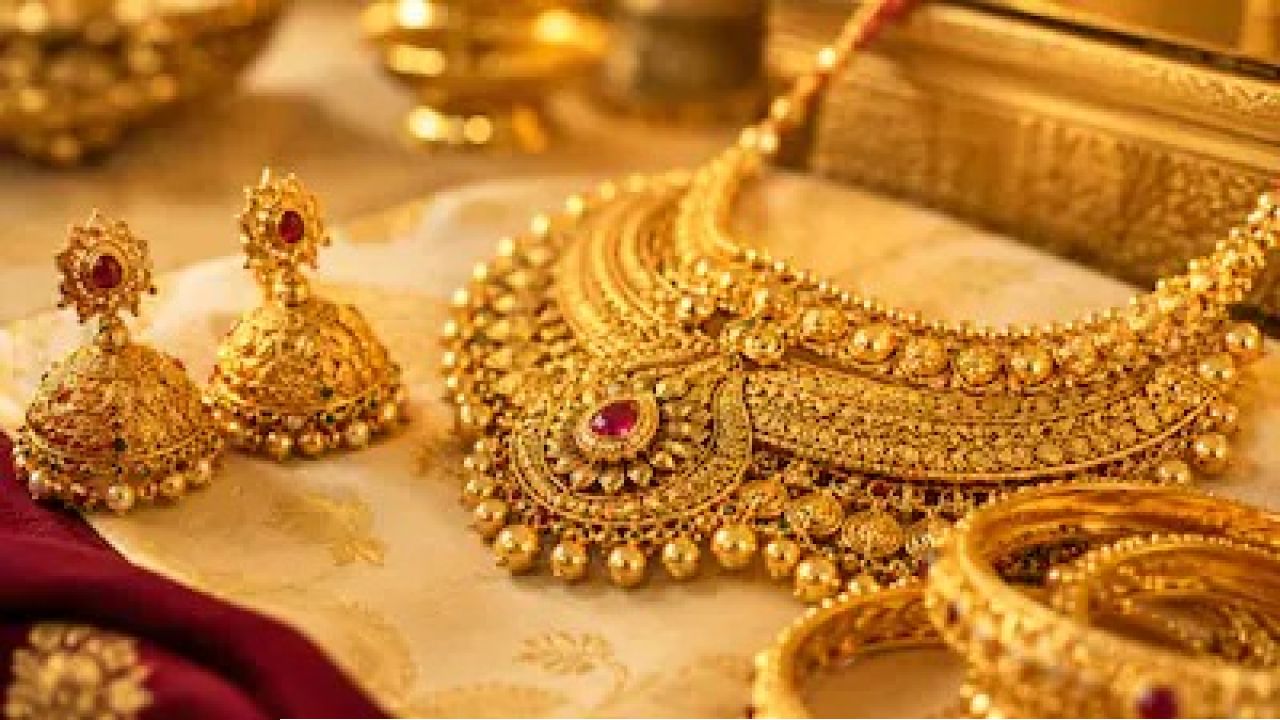  Gold Rate Today: ধনতেরাসের আগে সোনা কিনবেন ভাবছেন? কলকাতায় ২২ ও ২৪ ক্যারেটের দর জানুন