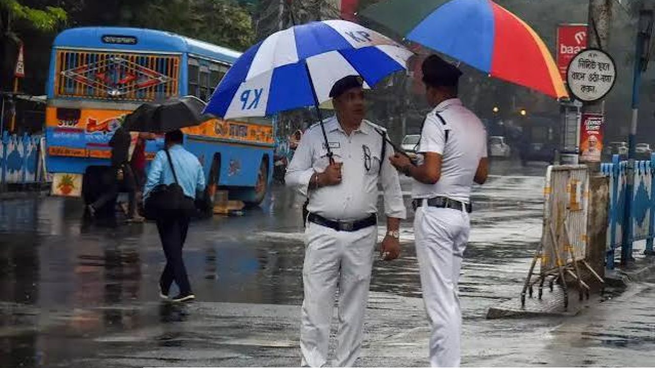 Puja Weather Update: উৎসবের মরশুমেও খামখেয়ালী আবহাওয়া! পুজোর মুখে নিম্নচাপের পূর্বাভাস, ভাসবে কোন কোন জেলা?