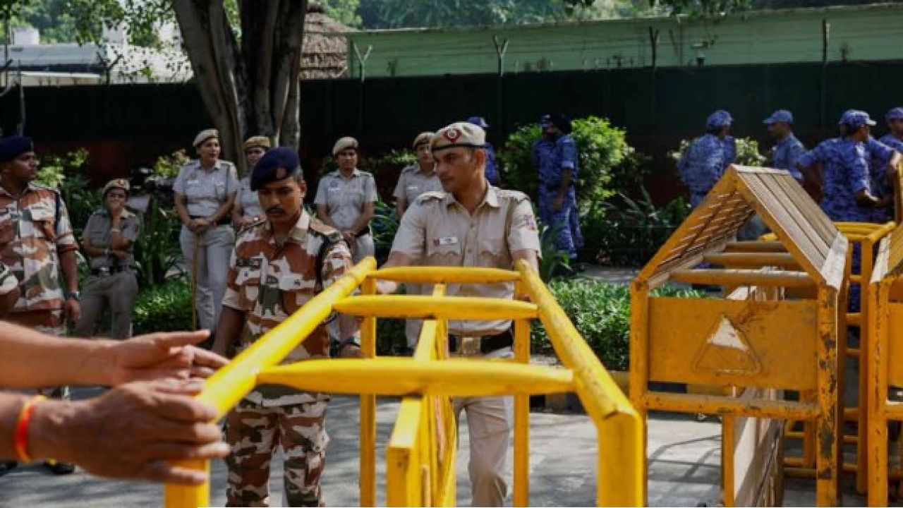  Delhi Police: জ্ঞানেশ-বিরোধী উত্তাপে রণক্ষেত্র দিল্লি! ১৬৩ ধারা অগ্রাহ্য করে যন্তর মন্তরে আপ-পুলিশ ধস্তাধস্তি, ধৃত সৌরভ ভরদ্বাজ