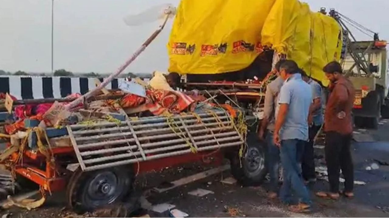  Maharashtra Accident: মহালয়ার আগেই ভয়াবহ দুর্ঘটনা! দুর্গা প্রতিমা নিয়ে যাওয়ার পথে মহারাষ্ট্রে মৃত্যু, রক্তে ভিজল হাইওয়ে