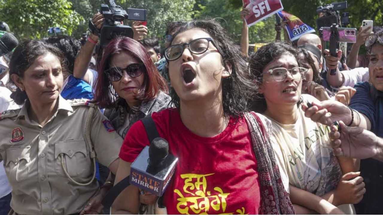 Jantar Mantar Protest: জ্ঞানেশের পদত্যাগের দাবিতে রণে ভঙ্গ বিরোধী শিবিরের! যন্তর মন্তরে তুলকালাম, বৃন্দা-আতিশী-যোগেন্দ্রসহ আটক ৭০০
