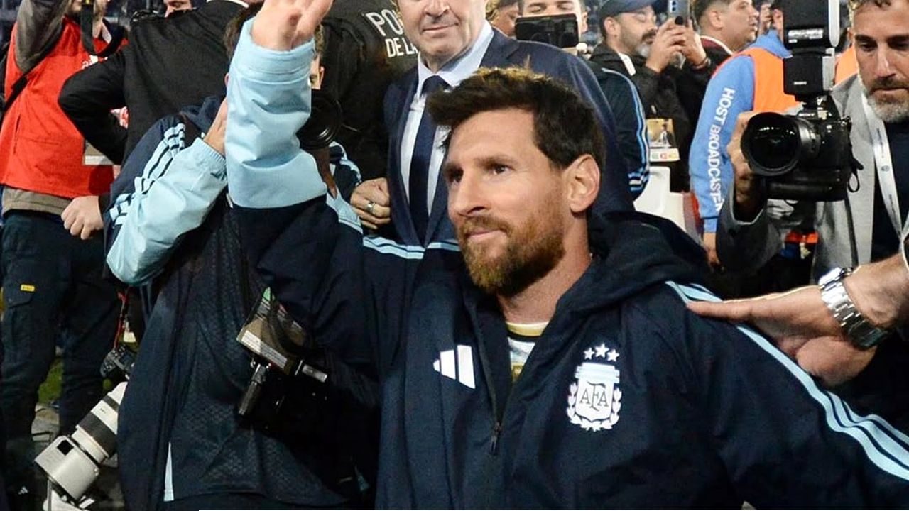 Lionel Messi Retirement: ‘লাল-হলুদ আজ সব কার্ড তোমার!’, শেষ দিনেও আর্জেন্টিনার ফুটবল জোয়াল কাঁধে নিয়ে মাঠ ছাড়লেন মেসি