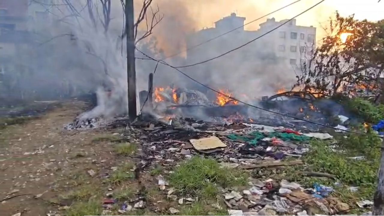 Baguiati Fire: চোখের পলকে পুড়ে ছাই আস্ত বসতি! সিলিন্ডার ফেটে বিকট শব্দে কেঁপে উঠল বাগুইআটি, হাহাকার এলাকায়